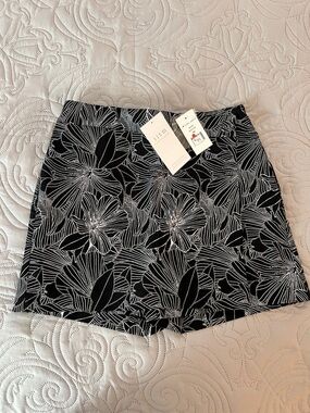 I❤️TM! NWT! Black Floral Pattern High-Waist Shorts
